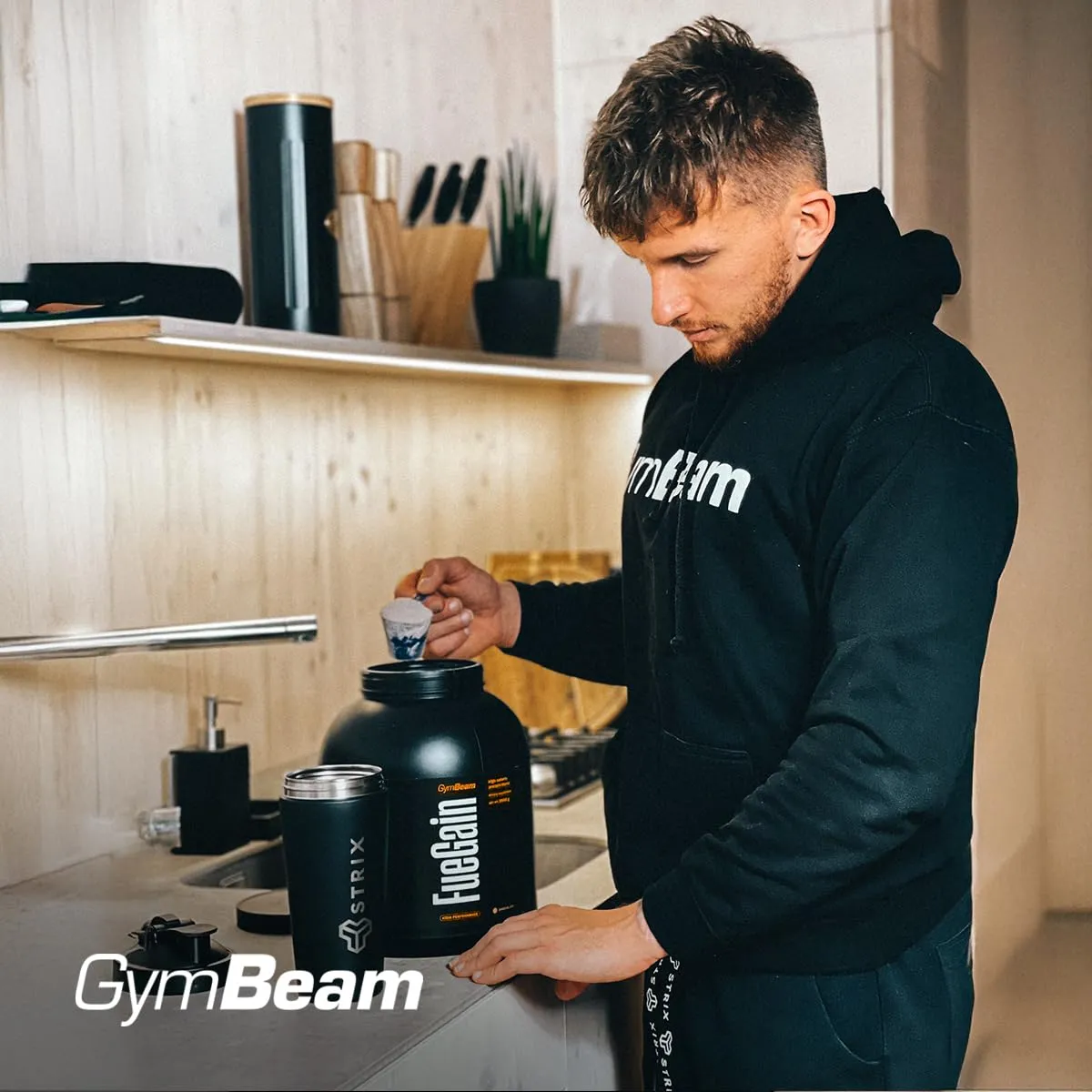 GymBeam FueGain gainer 2500 g fragola massa