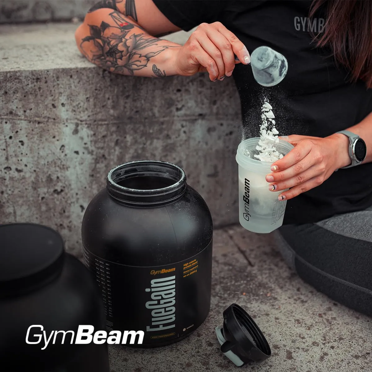 GymBeam FueGain gainer 2500 g fragola massa