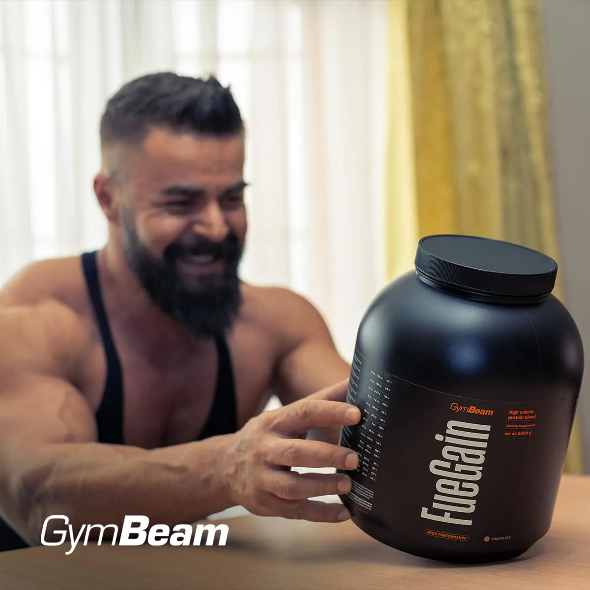 GymBeam FueGain gainer 2500 g fragola massa